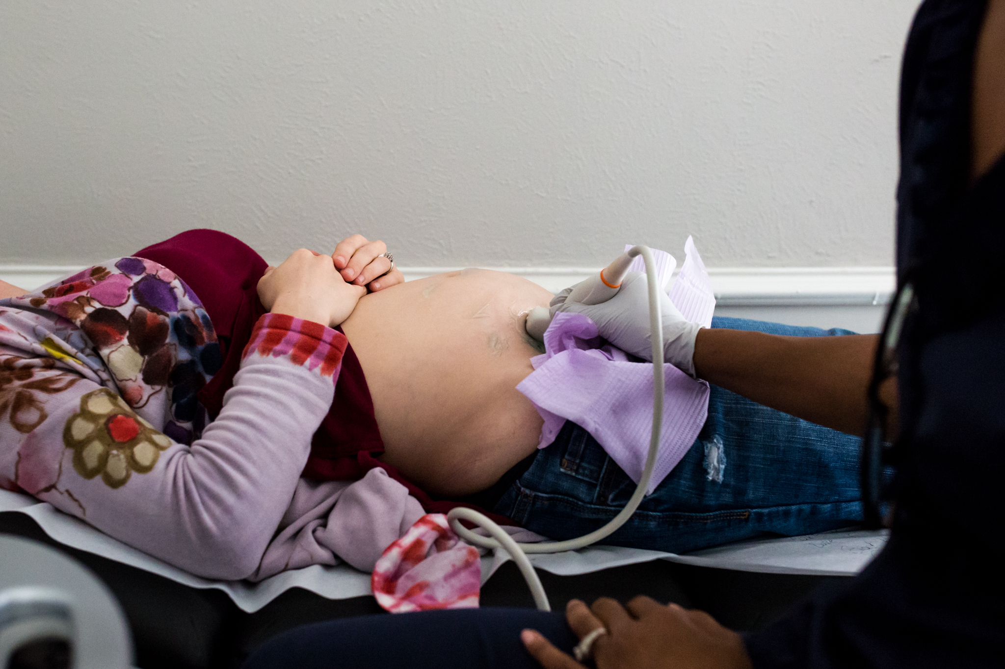 ultrasound on a moms tummy