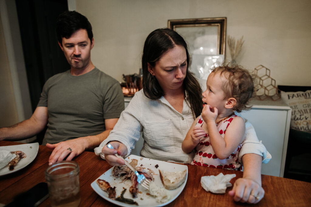 lawren rose photography dallas documentary family photographer takes a photo of a family eating dinner at the table